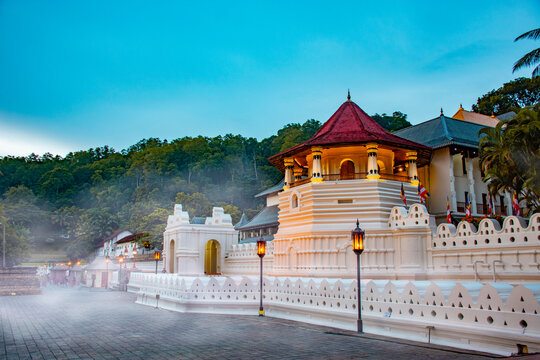 Discover Sri Lanka package - Temple of the Tooth in Kandy